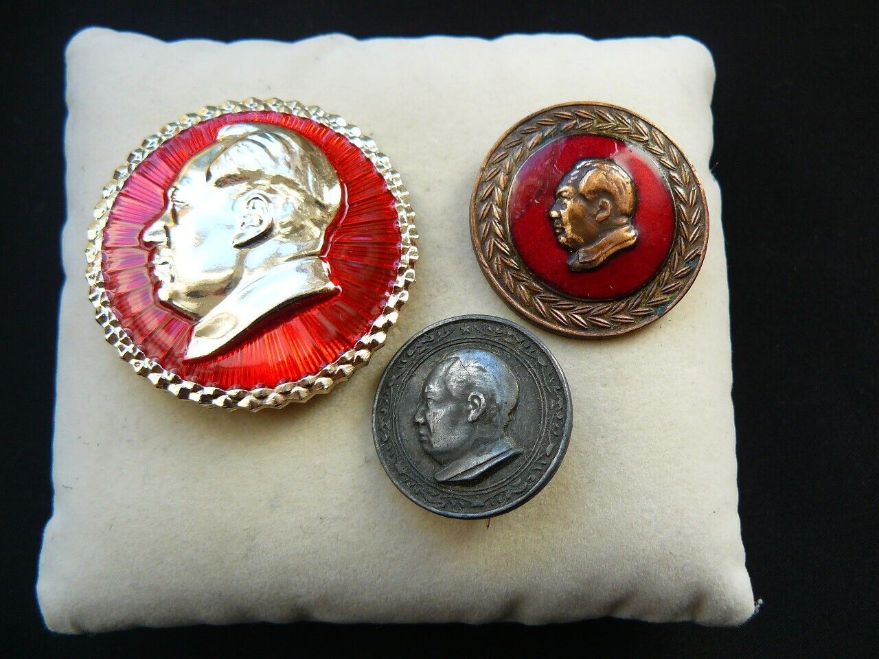 3 Old Vintage Badges China. Mao Zedong.